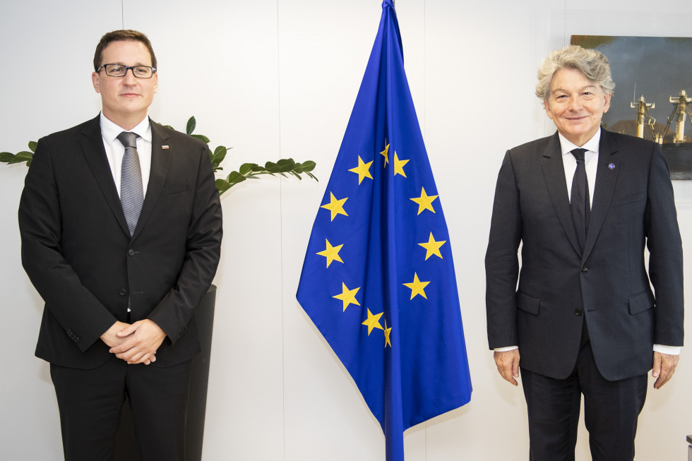 skupna fotografija ministra Koritnika in evropskega komisarja Bretona pred zastavo EU