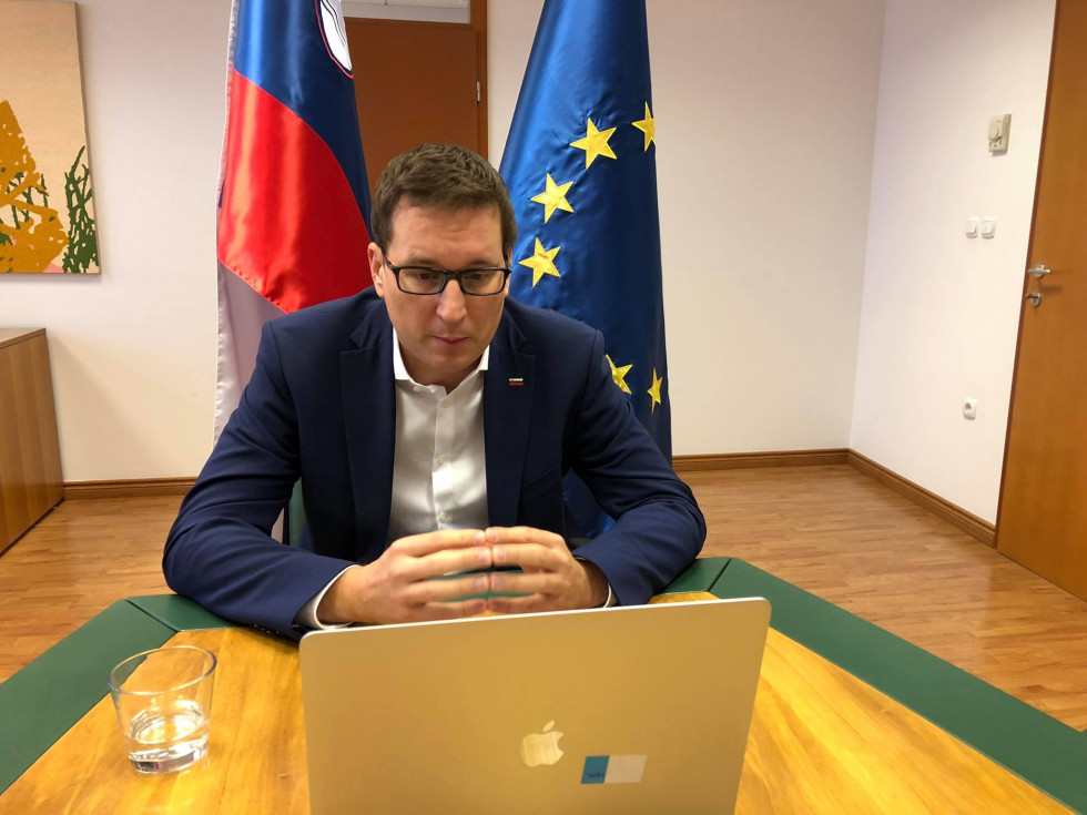 nagovor ministra Koritnika na web dogodku (pred računalnikom)