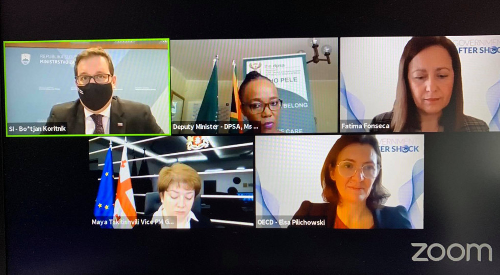Zaslonska slika petih udeležencev spletnega pogovora, med njimi tudi fotografija ministra Boštjana Koritnika