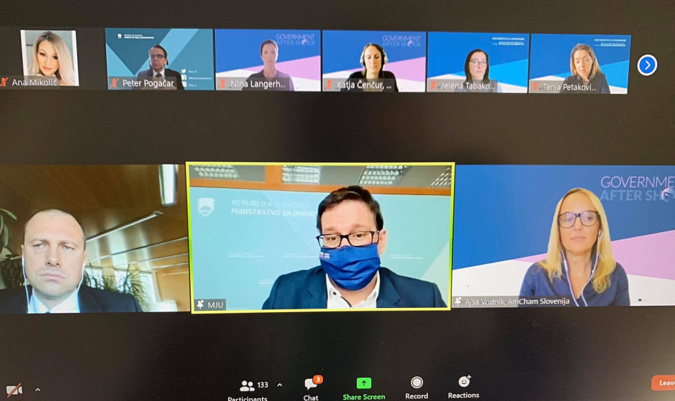 Ekran s prikazom udeležencev spletne konference, v ospredju minister Boštjan Koritnik