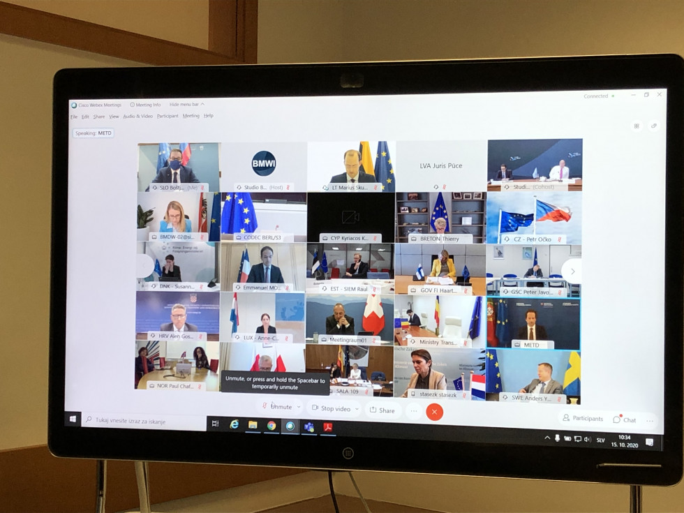 Slika računalniškega zaslona z udeleženci neformalnega zasedanja, ki poteka na daljavo