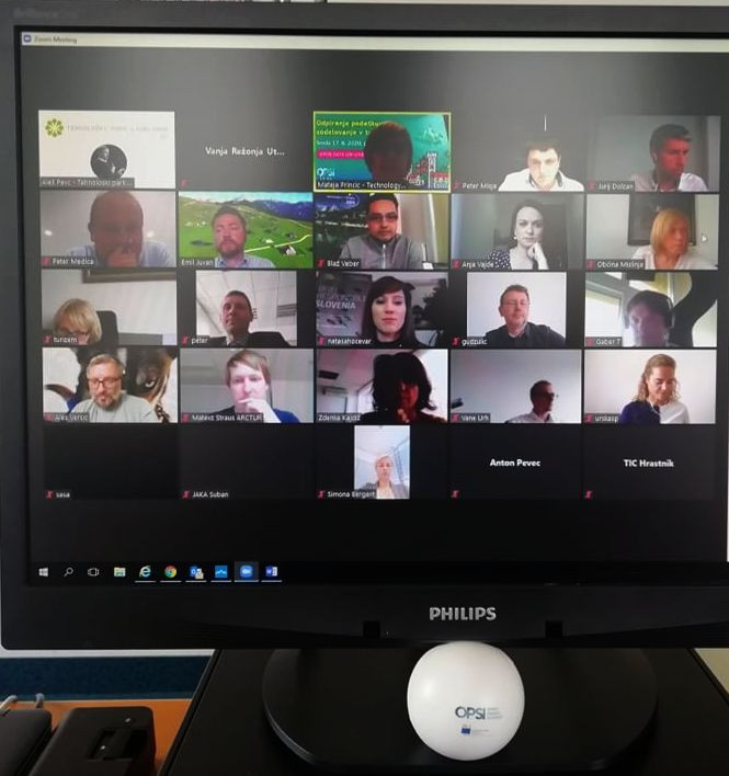 zaslon z udeleženci srečanja na videopovezavi