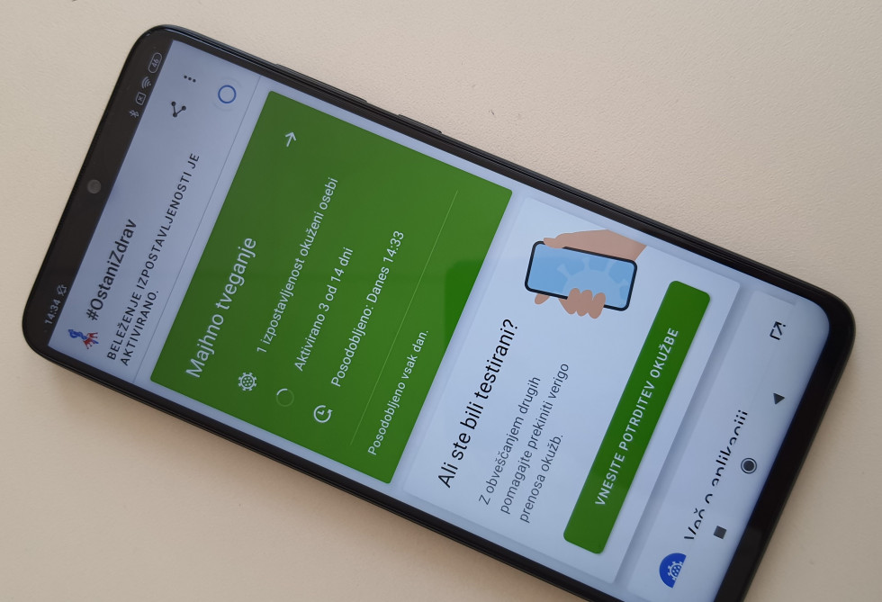 mobilni telefon z odprto aplikacijo