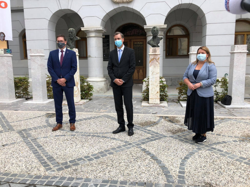 skupinska fotografija minister Boštjan Koritnik, državna sekretarka Urška Ban in župan mestne občine Novo mesto Gregor Macedoni