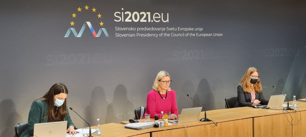Na sliki sodelavke Upravne akademije sedeč za mizo, za njimi ozadje slovenskega predsedovanja