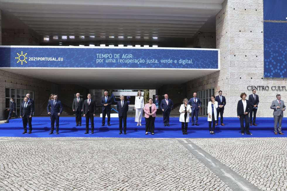 skupinska fotografija ministrov pred dvorano