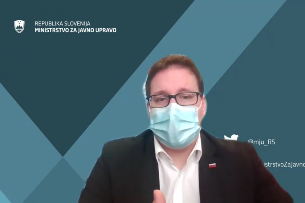 obraz ministra na spletnem dogodku, zadaj ozadje za splet Ministrstva za javno upravo