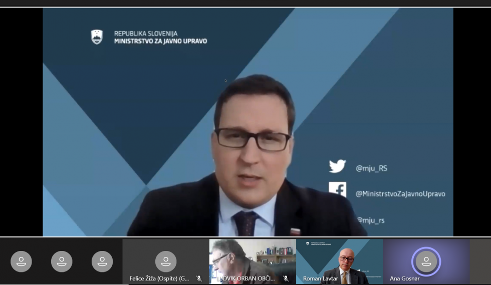 na zaslonu minister med video-nagovorom