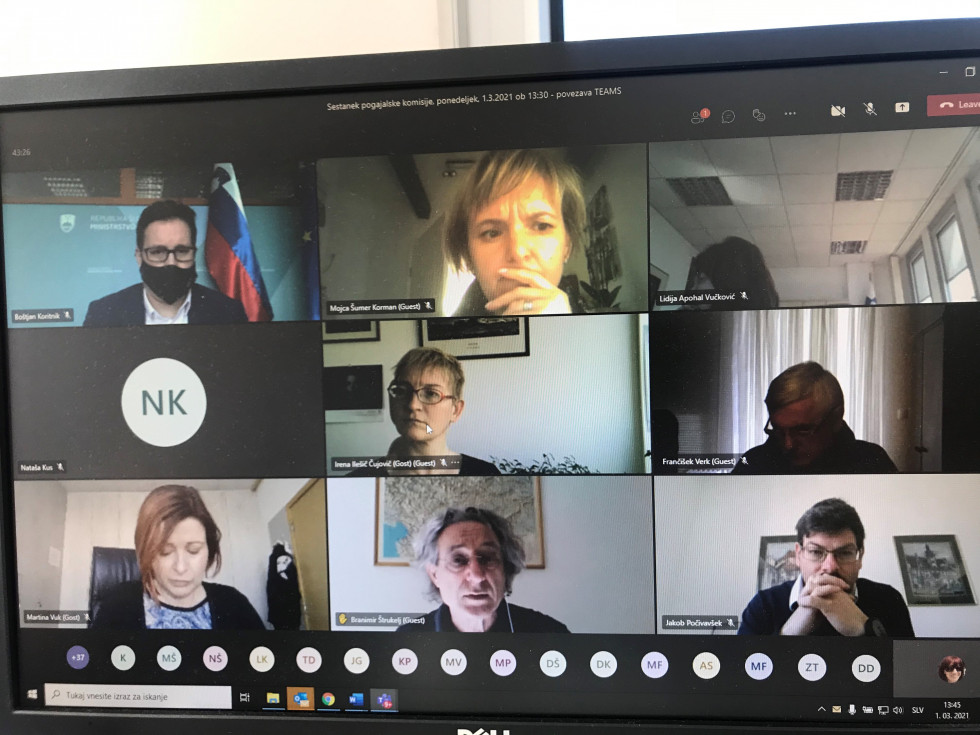 Zaslonska slika udeležencev seje pogajalske komisije preko platforme zoom