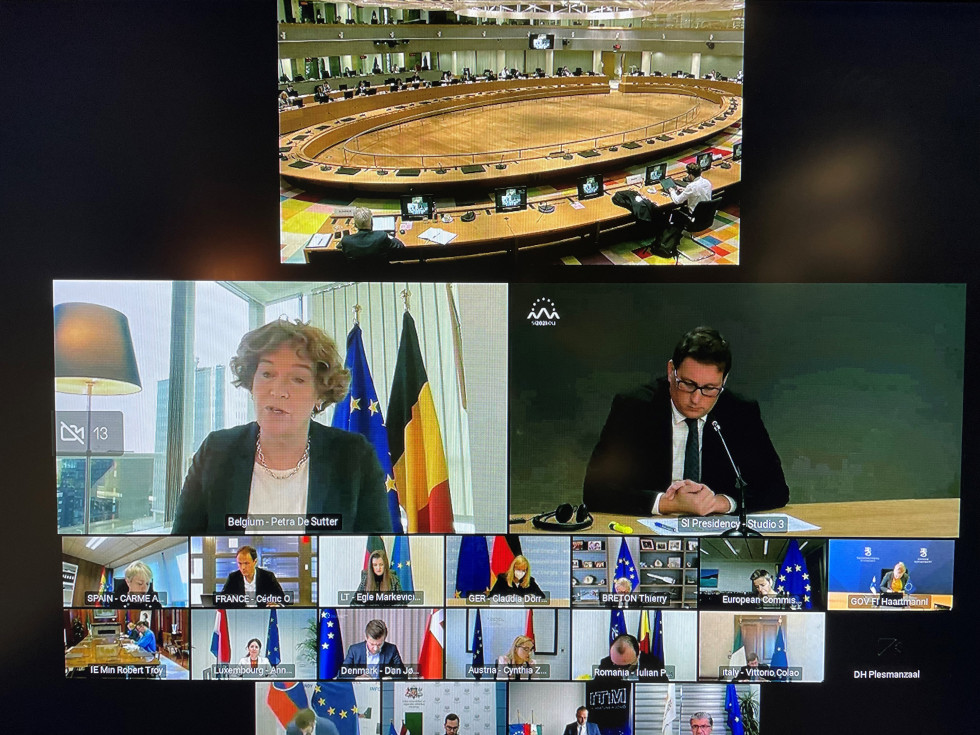 Zaslonska slika udeleženk  in udeležencev neformalne videokonference ministrov za telekomunikacije