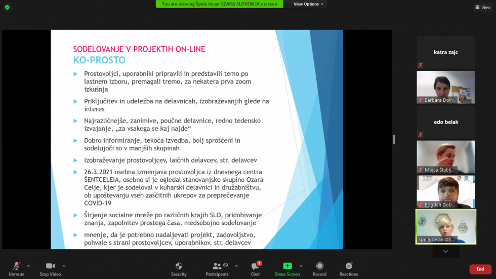 Fotografija ekrana in spletnega dogodka. Na ekranu izroček PPT prezentacije z naslovom "Sodelovanje v projektih on-line, KO-PROSTO" in ob strani fotografije ter imena udeležencev dogodka.