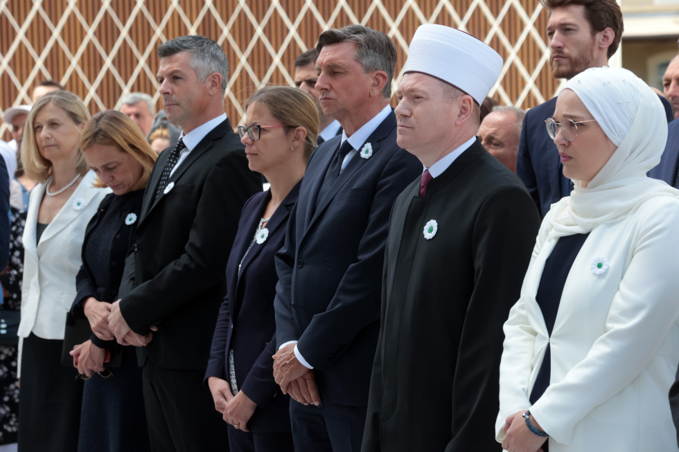 Občinstvo stoji, v prvi vrsti ministrica Sanja Ajanović Hovnik, poleg nje predsednik Slovenije Borut Pahor