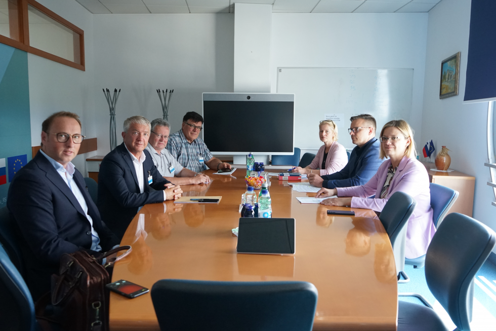 Za mizo v sejni sobi sedijo: ministrica, državni sekretar in gostje iz Obrtne zbornice Slovenije