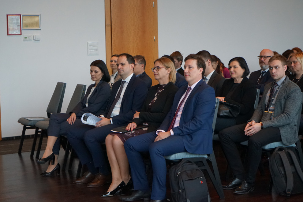 dvorana z udeleženci, v prvi vrsti sedita oba ministra, državna sekretarka in programski vodja konference