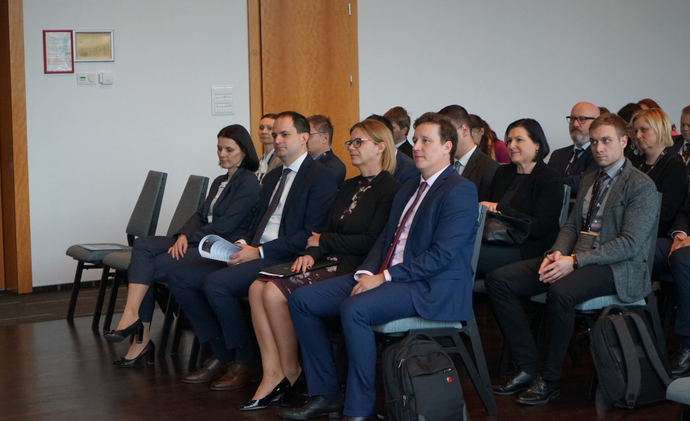 dvorana z udeleženci, v prvi vrsti sedita oba ministra, državna sekretarka in programski vodja konference