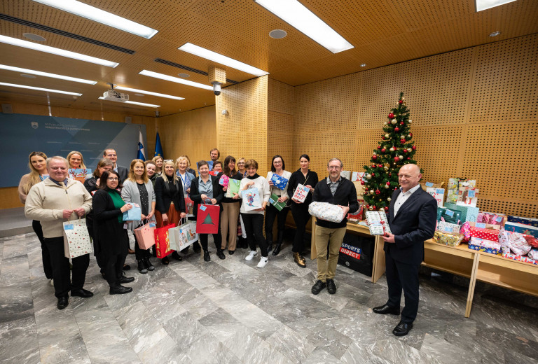 Zaposleni zbrali darila za otroke in mladostnike