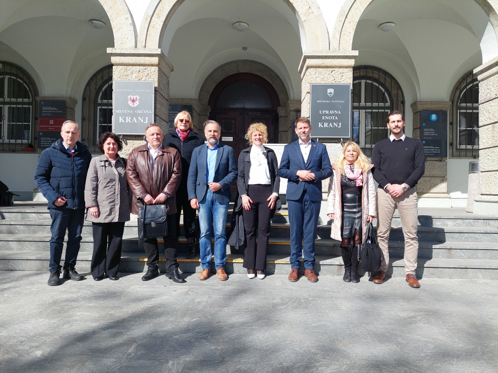 Skupinska fotografija načelnikov upravnih enot Gorenjske in predstavnikov ministrstva