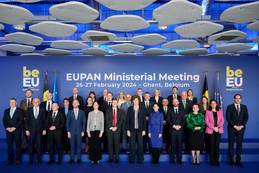 Skupinska fotografija delegacije iz držav članic Evrope. Na platnu za delegacijo je napis EUPAN Ministerial Meeting 26-27 February 2024 – Ghent, Belguim. V ozadju so tudi štiri zastave, 2 evropski in dve belgijski.