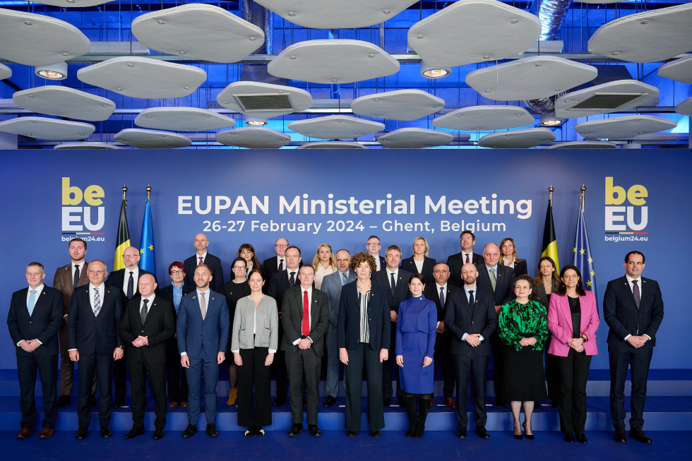 Skupinska fotografija delegacije iz držav članic Evrope. Na platnu za delegacijo je napis EUPAN Ministerial Meeting 26-27 February 2024 – Ghent, Belguim. V ozadju so tudi štiri zastave, 2 evropski in dve belgijski.