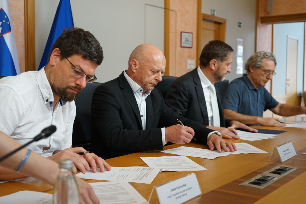 Ministra in predstavnika sindikatov podpisujejo dokument o usklajeni vsebini