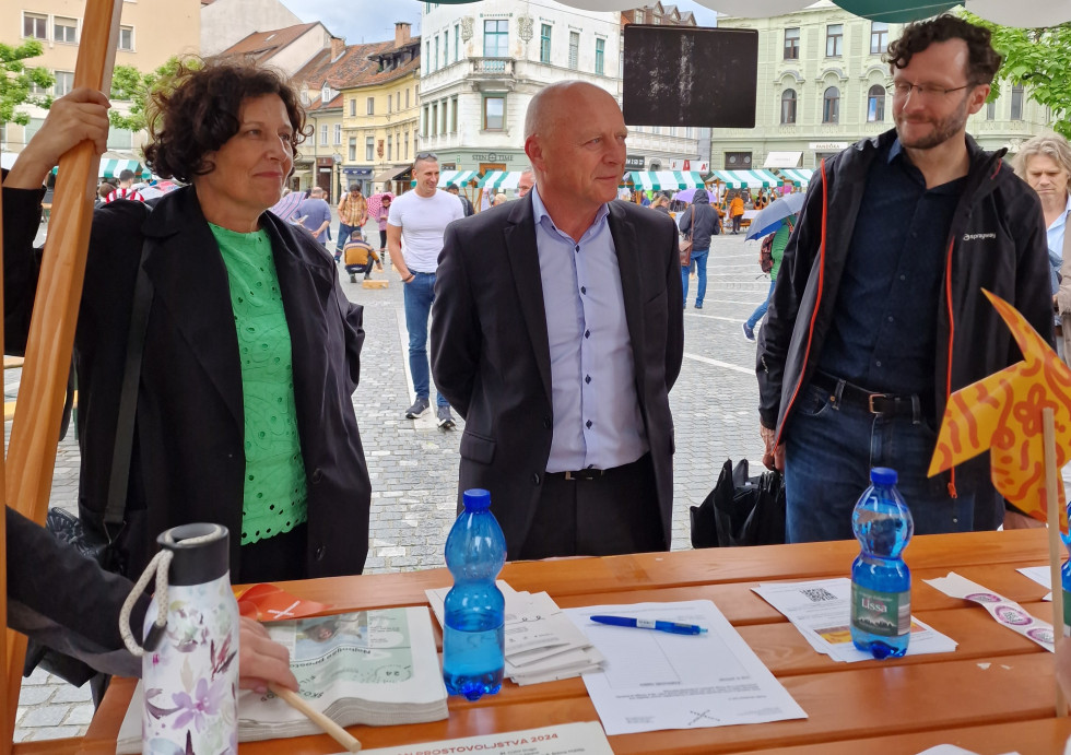 Mag. Franc Props in prostovoljci si ogledujejo stojnice