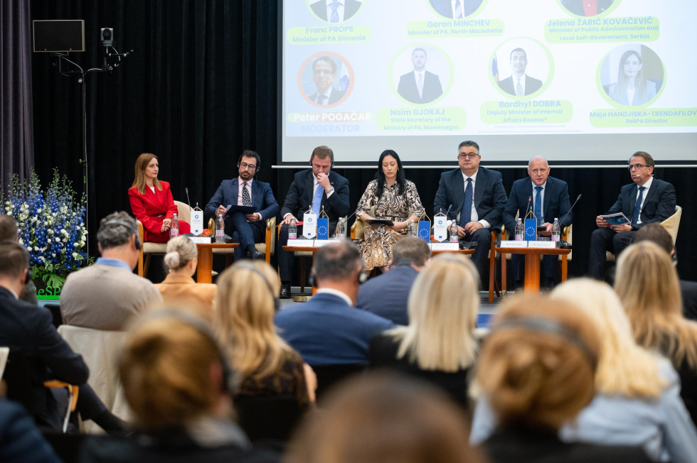 mag. Franc Props, Peter Pogačar, Jelena Žarić Kovačević, Naim Gjokaj, Bardhyl Dobran in Maja Handjiska Trendafilova razpravljajo o temah prvega panela