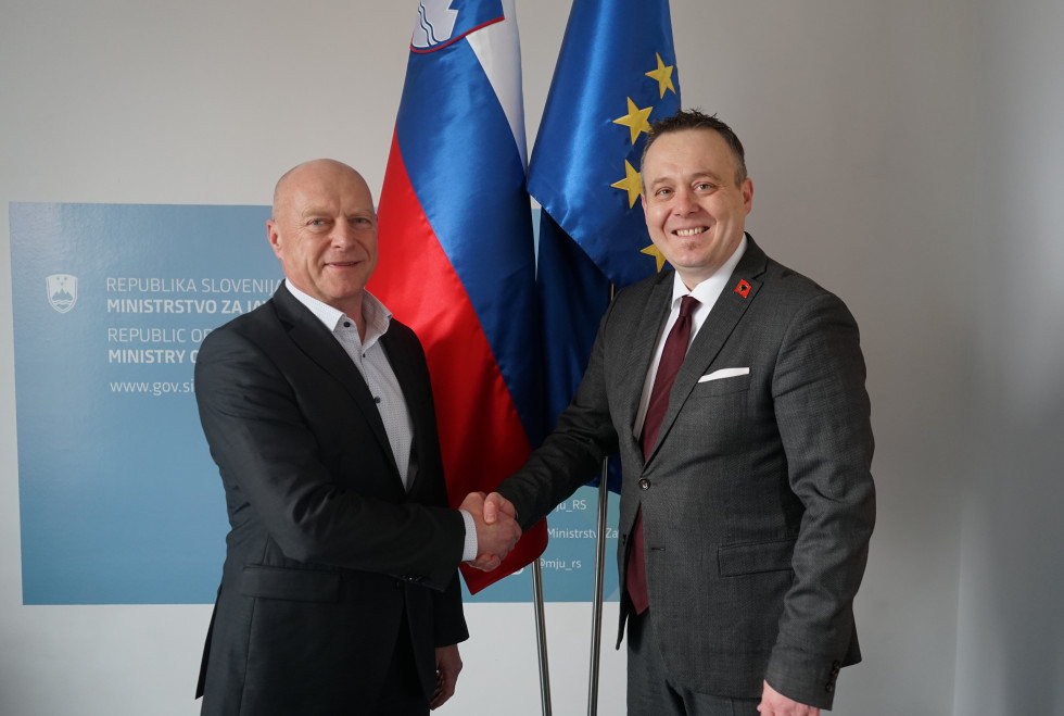 Minister in veleposlanik se rokujeta pred slovensko in EU zastavo