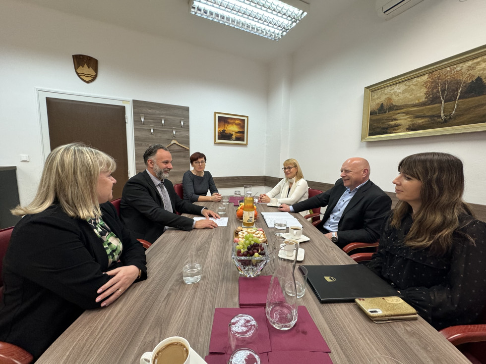 Minister za javno upravo mag. Franc Props sedi za mizo z načelnikom upravne enote in ostalimi sodelavkami