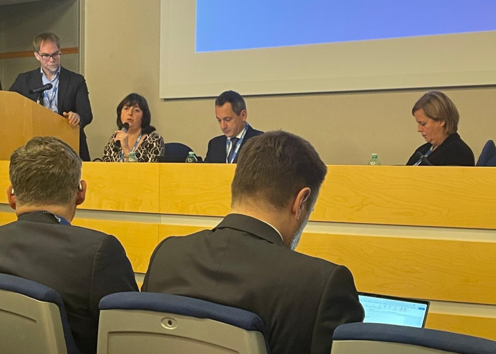 generalni direktor za govornico