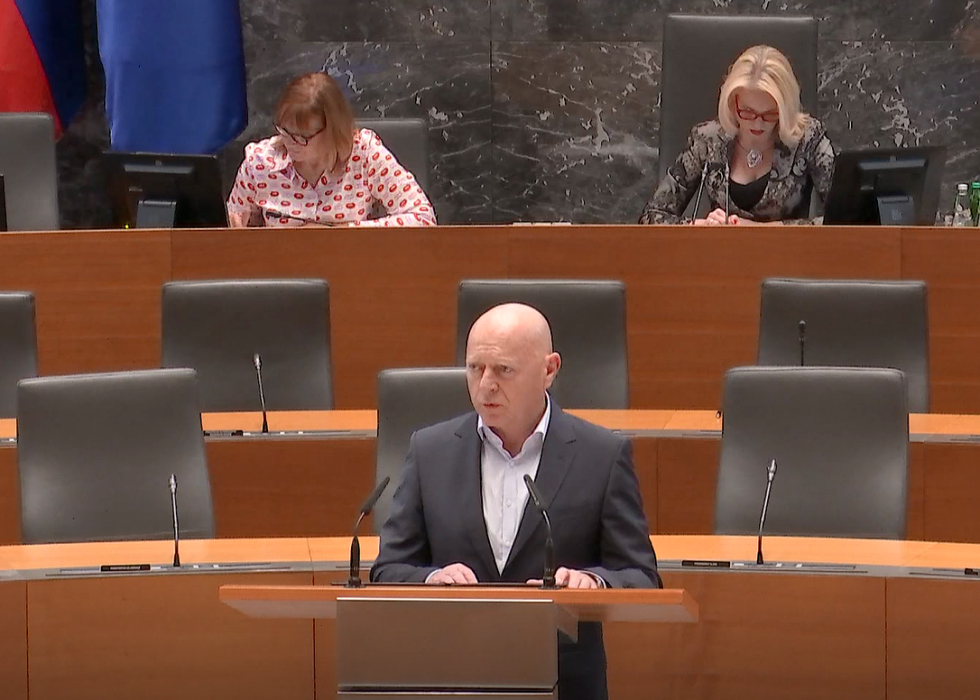 minister stoji za govornico