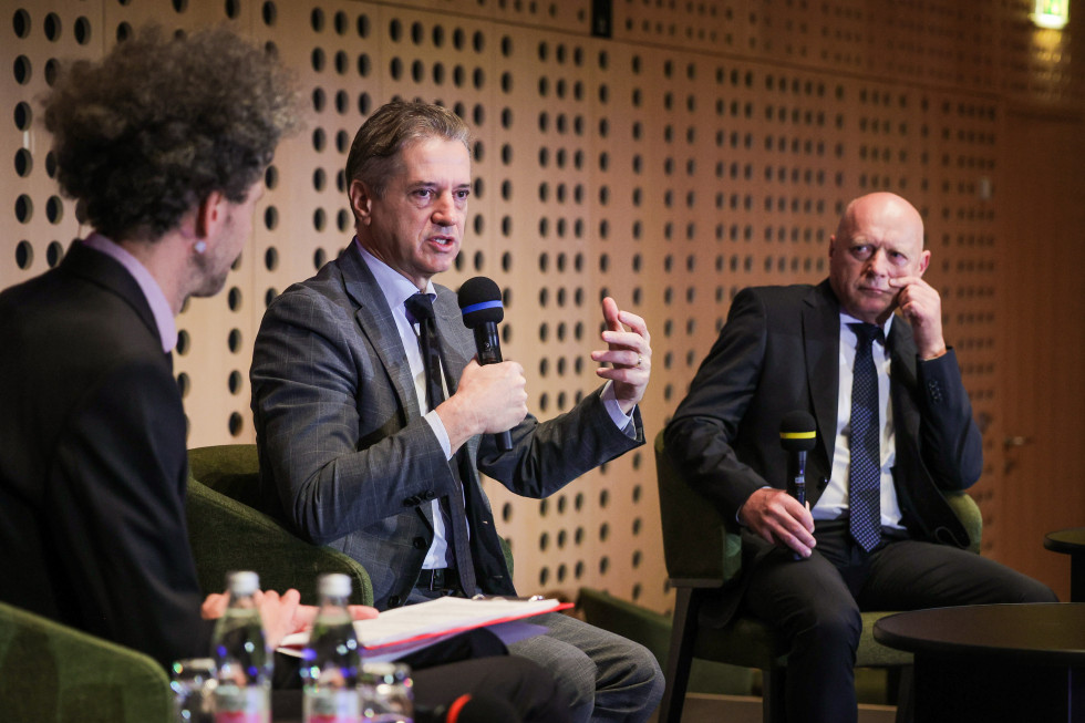 Predsednik vlade Robert Golob in minister za javno upravo Franc Props na odru ob moderaterju.