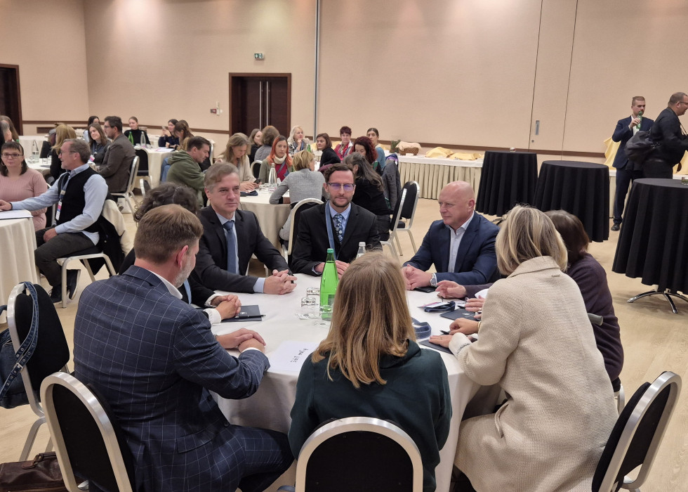 za osrednjim omizjem sedita minister in predsednik vlade skupaj s predsednico in direktorjem Slovenske filantropije