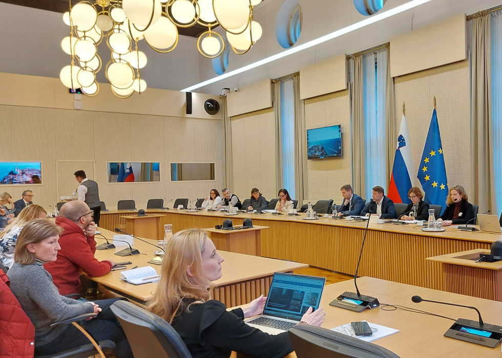 udeleženci sestanka sedijo za omizjem