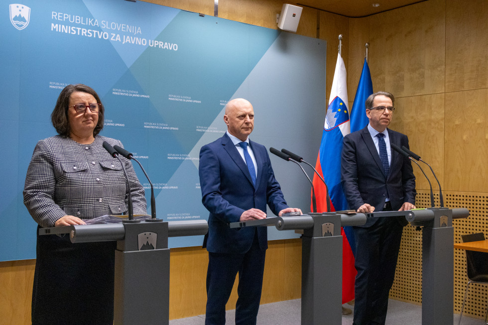Minister, Peter Pogačar in Mojca Ramšak Pešec na novinarski konferenci