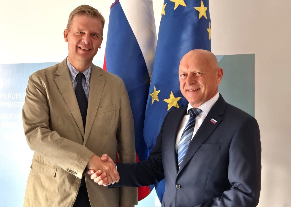 veleposlanik in minister se rokujeta