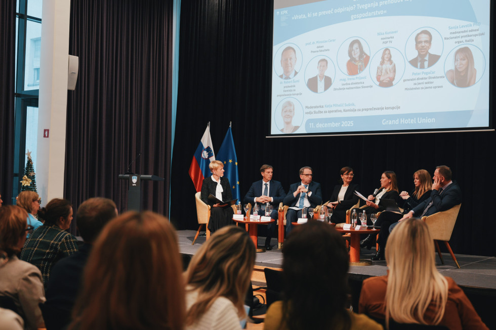 sodelujoči v okrogli mizi sedijo na odru