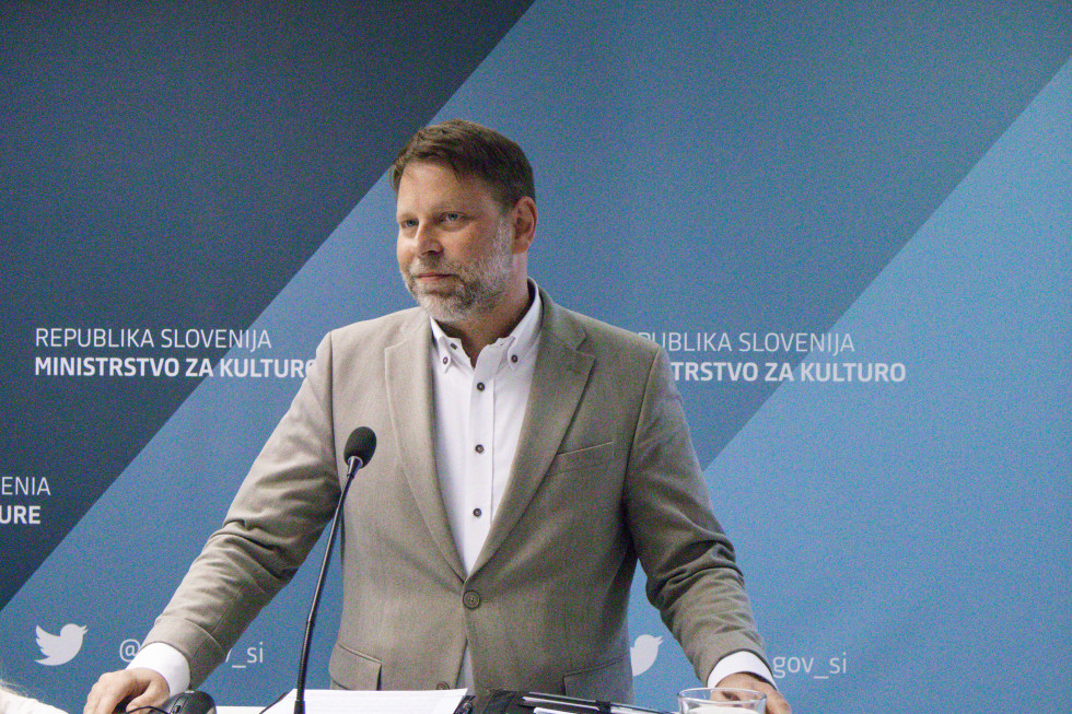 Državni sekretar nagovarja udeležence