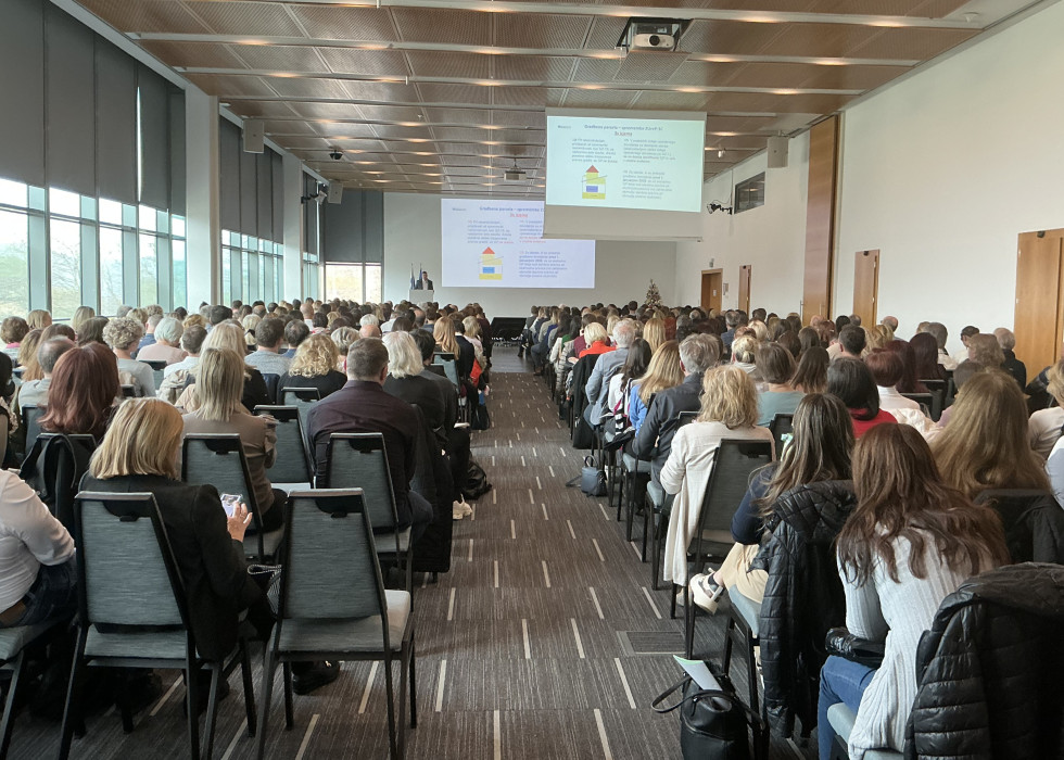 dvorana z udeleženci posveta