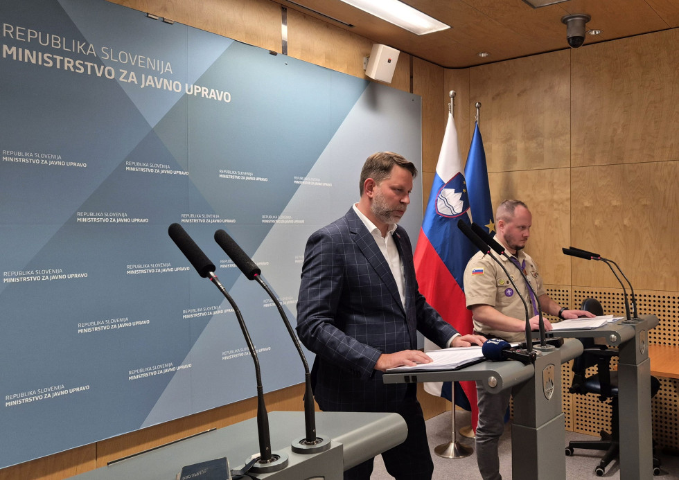 Med tiskovno koferenco pred mikrofonom državni sekretar in predsednik sveta vlade za spodbujanje prostovoljstva.
