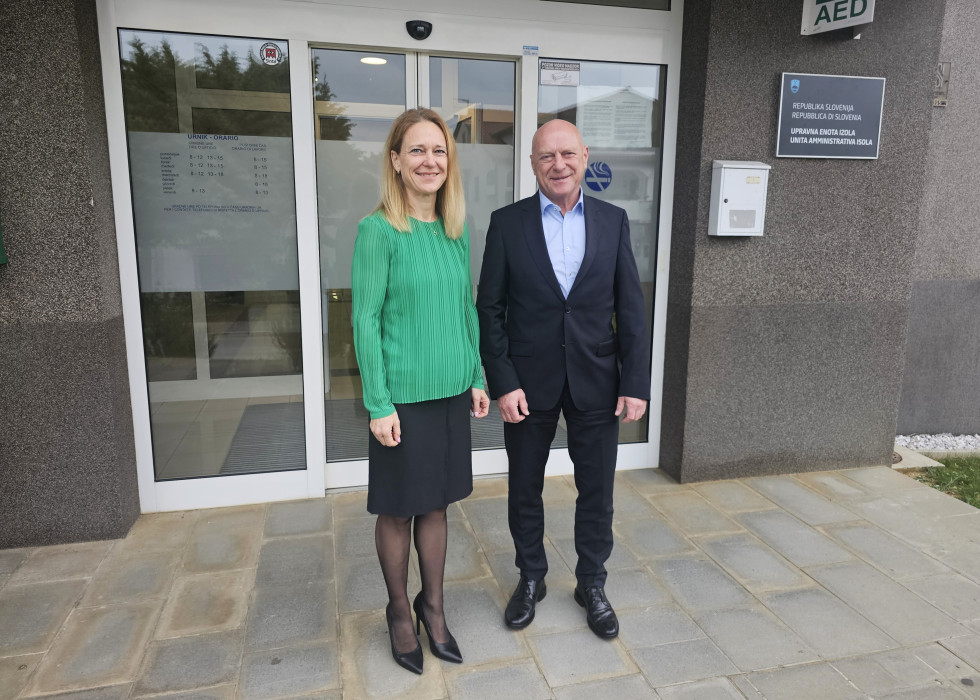 načelnica in minister stojita pred vhodom v upravno enoto