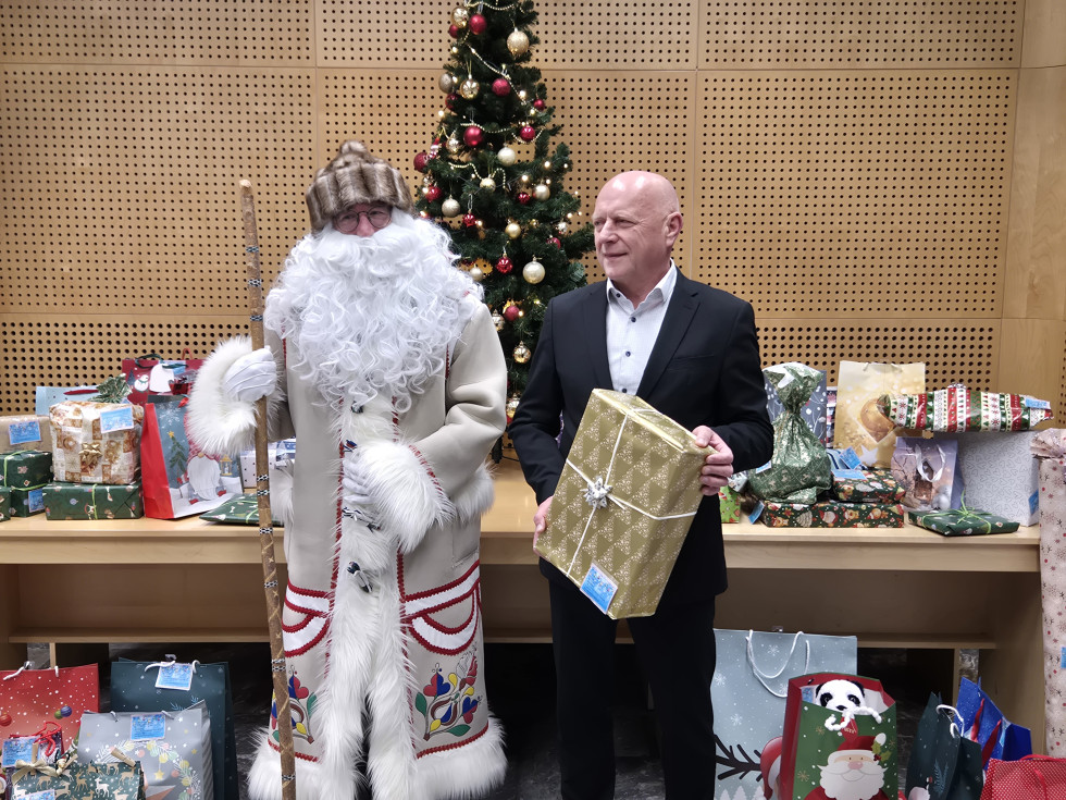 Minister stoji ob Dedku Mrazu.