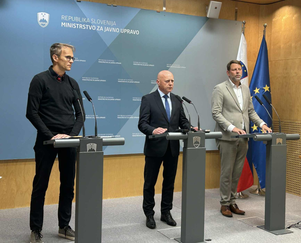 vodja sektorja, minister in državni sekretar stojijo za govornicami