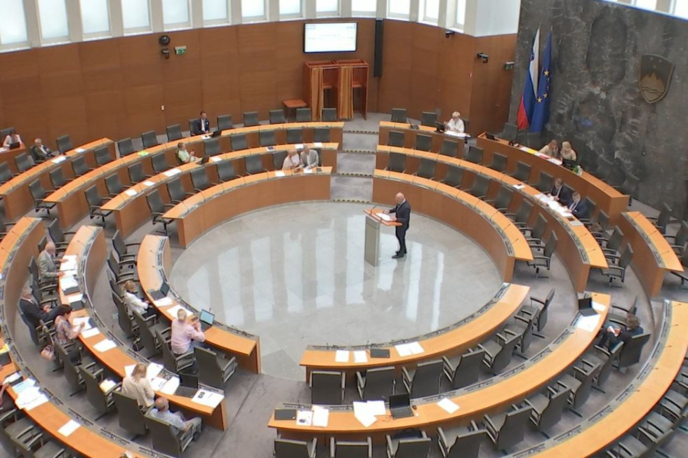 minister med nagovorom poslank in poslancev v veliki dvorani državnega zbora