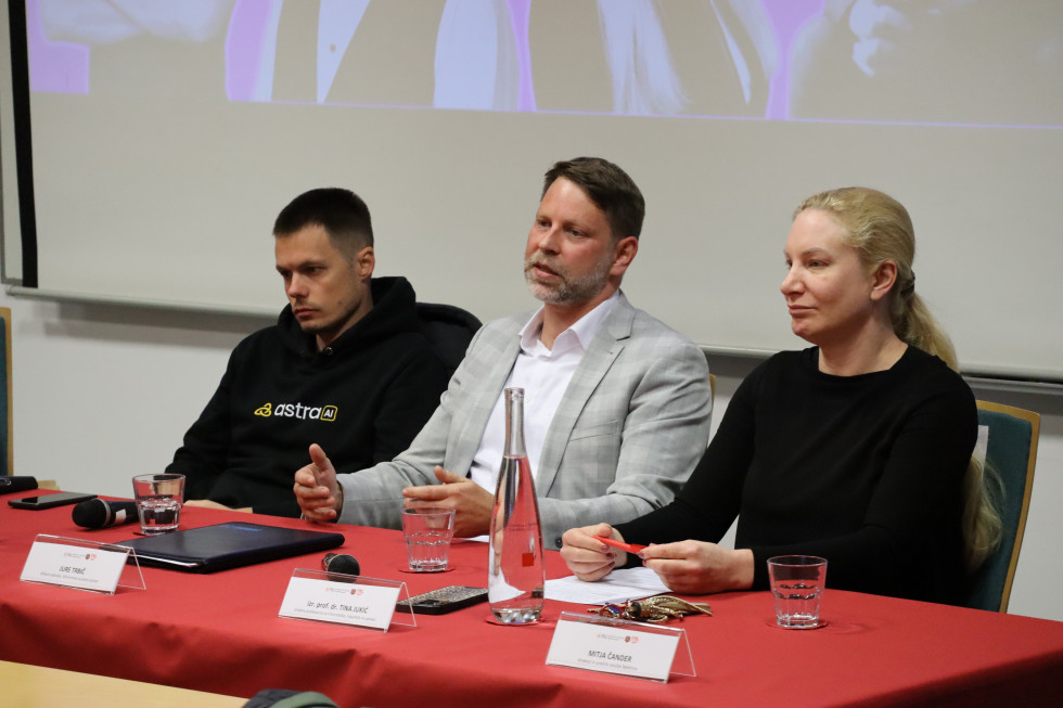 Jure Trbič odgovarja na vprašanja moderatorke 