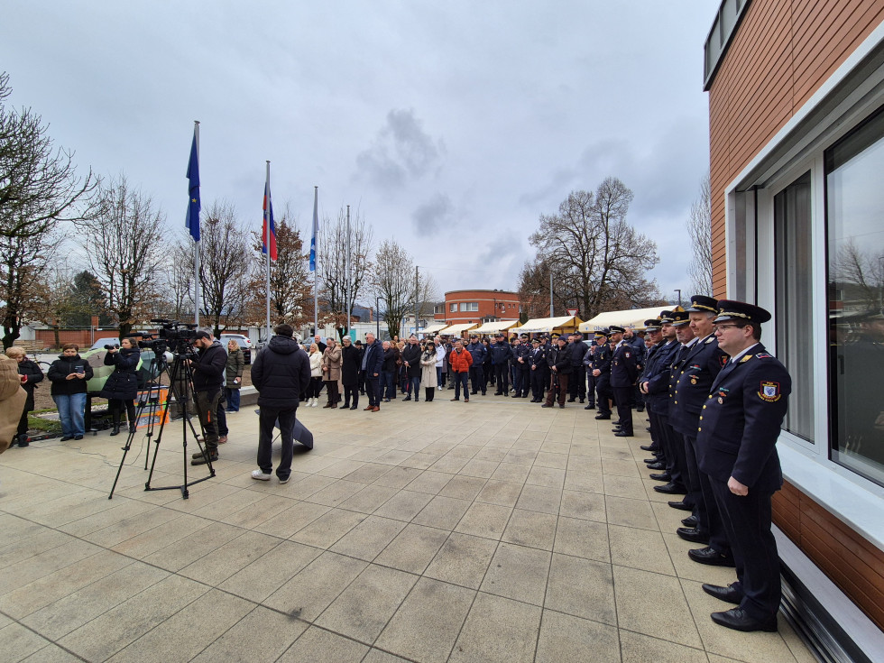 udeleženci slavnostne otvoritve stojijo na prizorišču