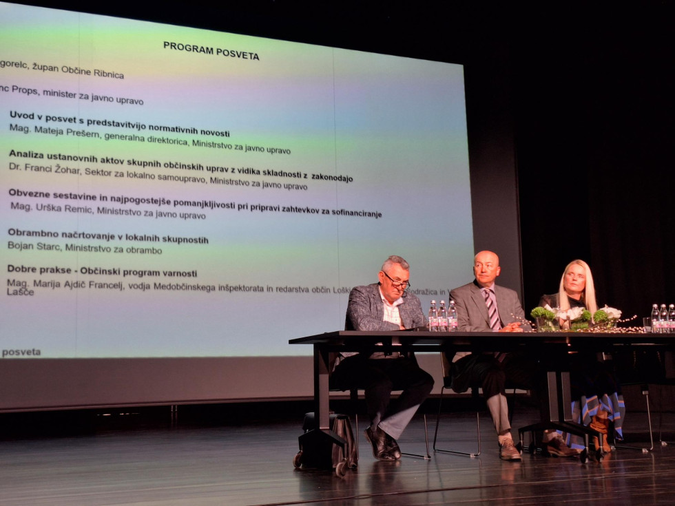 predstavniki ministrstva sedijo na odru