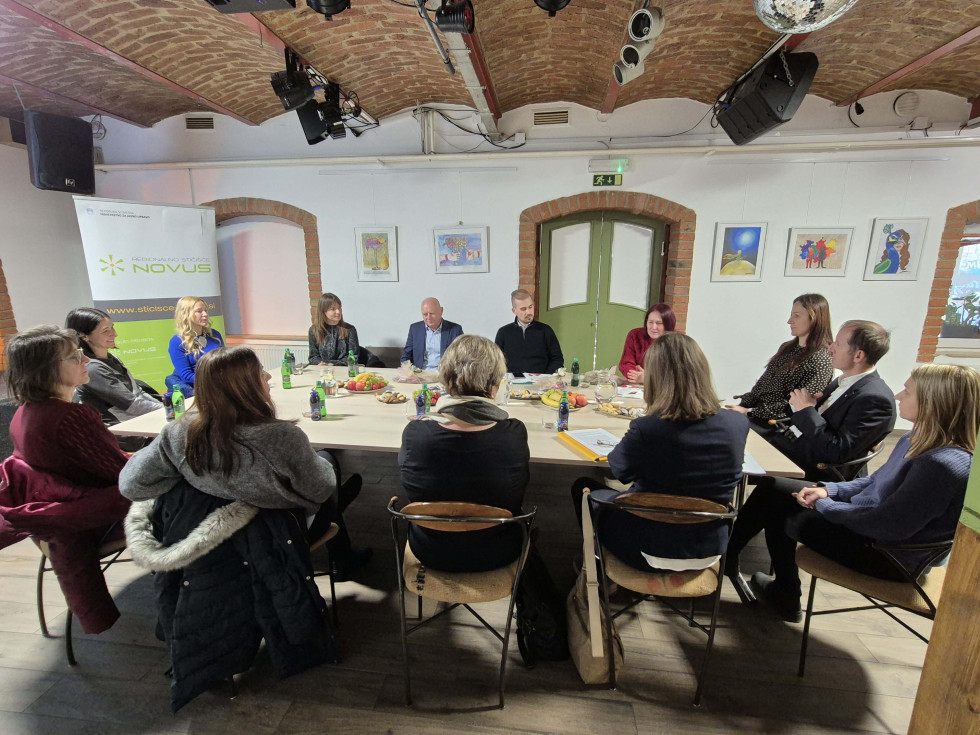 Sestanek ministra za javno upravo mag. Franca Propsa s predstavniki nevladnih organizacij in lokalnega okolja v notranjem prostoru.