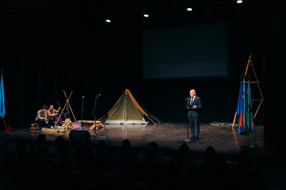 nao dru minister med nagovorom v ozadju taborniški šotor