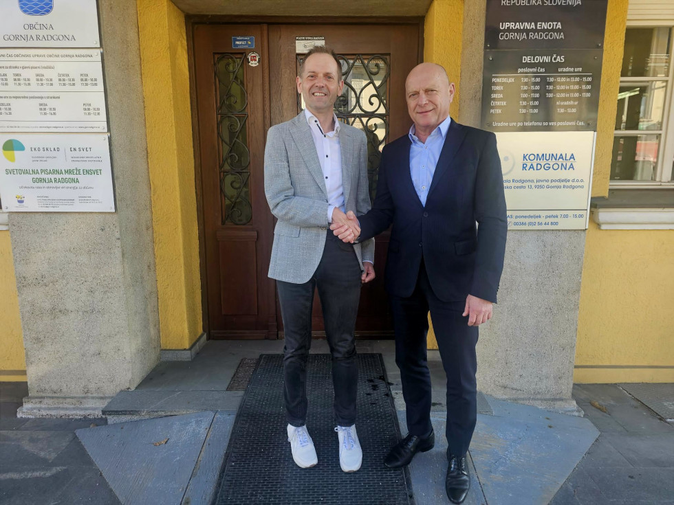 Minister mag. Franc Props in načelnik Sašo Norčič pred stavbo Upravne enote Gornja Radgona.