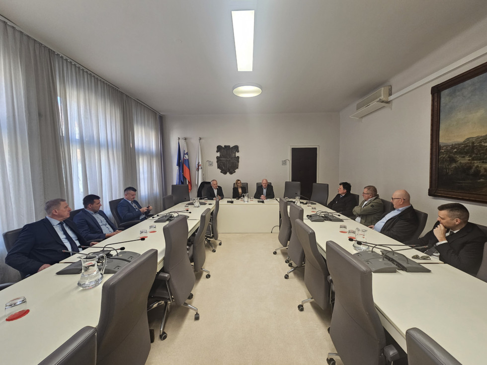 Minister Franc Props vodi sestanek z župani in predstavniki lokalnih skupnosti v sejni sobi med obiskom Upravne enote Ptuj.